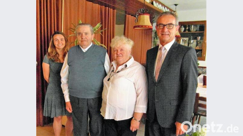 Kajetan und Luise Merkl (Zweiter und Dritte von links) nehmen zur goldenen Hochzeit die Glückwünsche von Tochter Elisabeth Zintl (links) und Bürgermeister Werner Nickl (rechts) entgegen. Bild: hl
