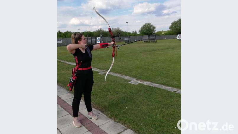 Eine einfache Sportart hat sich Emily Sperl mit dem Bogenschießen weiß Gott nicht ausgesucht. Leicht zu erkennen und zu verstehen, dass es mit dem bloßen Schießtraining nicht getan ist, sondern weitere Kraft-, Ausdauer- und Gleichgewichtstrainingseinheiten hinzukommen. Bild: u