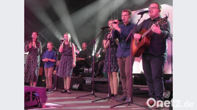Angelo Kelly (rechts) und seine „Family“: (von links) Ehefrau Kira und die Kinder Joseph, Emma, Helen und Gabriel. William (4) sitzt da gerade im Hintergrund (links). Bild: Wilhelm Amann