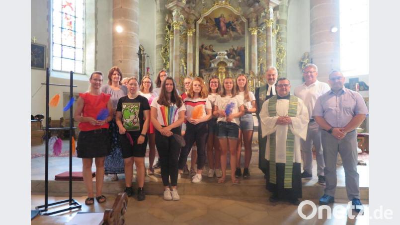 Steine und Federn spielen in den von den Pfarrern Konrad Amschl und Dirk Grafe (Dritter und Vierter von rechts) zelebrierten Wortgottesdiensten der Realschule Kemnath zum Schuljahresschluss eine wichtige Rolle. Bild: jzk