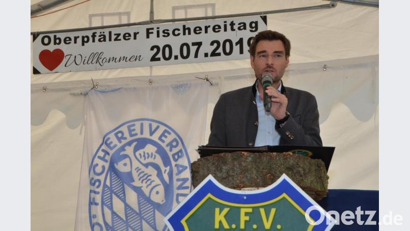 „Die Fischereivereine tragen einen wesentlichen Teil zur Artenvielfalt in Bayern bei.“ Sowohl bei der Gewässerpflege als auch durch die Besatzmaßnahmen zum Erhalt von vielen heimischen Arten, die man ohne dem Engagement der Fischer in den regionalen Gewässern nicht mehr finden würde, betonte Landtagsabgeordneter Stephan Oetzinger. Bild: dob