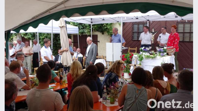Gut beschirmt, ein riesiger Sonnenschirm als Geschenk für das neue Domizil in Störnstein. Bild: Dobmeier