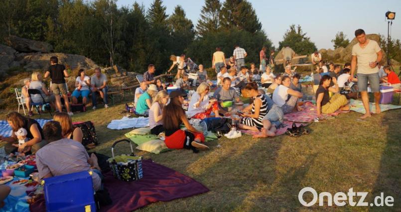Lange vor dem Konzert ließen sich die Gäste beim Picknick gekühlte Getränke und Leckereien schmecken. Bild: weu