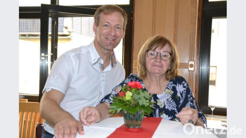 SPD-Landesgeschäftsführer Olaf Schreglmann und seine Mutter Sonja Schreglmann feiern gemeinsam Geburtstag. Bild: hcz