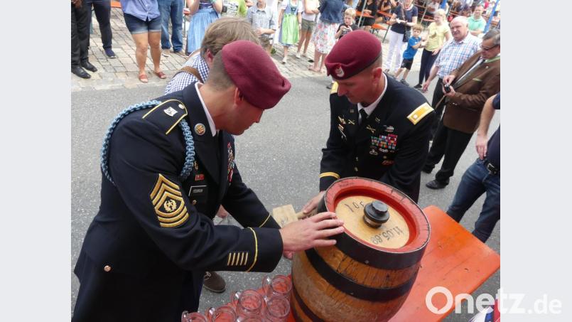 Nach zwei leichten Schlägen fließt Bier für das 40. Bürgerfest. Bild: rn