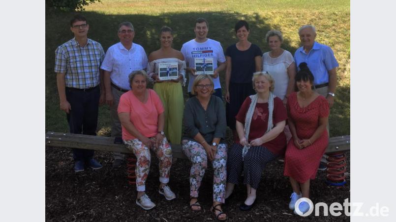 Die Josef-Voit-Grundschule und die Marktgemeinde Freihung verabschieden bei einer kleinen Feierstunde die beiden Lehramtsanwärter Michaela Slouka (stehend, Driite von links) und Johannes Glaab (rechts daneben). Mit dabei (sitzend von links): Rektorin Ulrike Frank, stellvertretende Schulleiterin Helga Prechtl, Hauswirtschaftslehrerin Brigitte Böhm und Maja Schertl sowie (stehend, von links) Geschäftsleitender Beamter Max Heindl, Bürgermeister Norbert Bücherl, Elternbeiratsvorsitzende Anja Pröm, Lehrerin Annemarie Stubenvoll und Zweiter Bürgermeister Helmut Klier. Bild: nbu