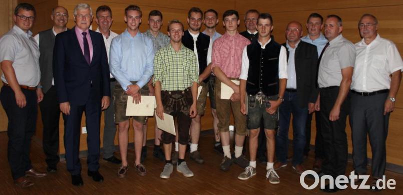 25 Schüler der Berufsschule Neunburg erhielten ihre Abschlusszeugnisse und sind nun Landwirte. Im Bild sind die Absolventen aus dem Landkreis zusammen mit den Ehrengästen zu sehen. Bild: pko