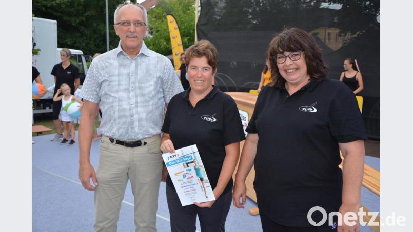 Stellvertretender Turngau-Vorsitzender Bernt Rose überreicht das Qualitätssiegel „Gymwelt-Verein“ an TVW-Vorsitzende Silvia Stark (rechts) und Regina Gerl. Bild: jr