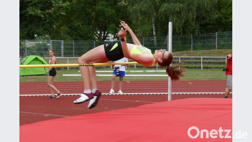 Lena Dickert beim Hochsprung. Bild: glg