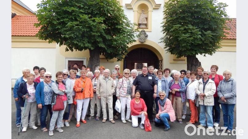 Zusammen mit Pfarrer Sven Grillmeier erkunden die Teilnehmer an der Fahrt des Katholischen Frauenbundes die Kirche Ausflug Maria-Loreto-Kirche. Bild: hai