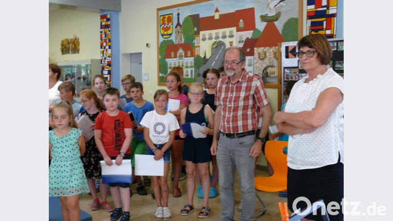 Mit Gesang und guten Ratschlägen für den Ruhestand wurden die Lehrkräfte Cornelia Schießl und Michael Zollinger von den Schülern der Grund- und Mittelschule Hahnbach verabschiedet. Bild: exb