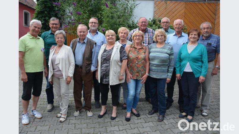 Zu einer Diskussion trafen sich Verdi-Stiftland und die Verdi-Senioren bei „Hofner-Zoigl“ in Konnersreuth. Dabei waren Verdi-Stiftland-Ortsvorsitzender Fritz Rüth (Fünfter von links) und Verdi-Senioren-Bezirksvorsitzender Fritz Haberzeth (links). Bild: jr