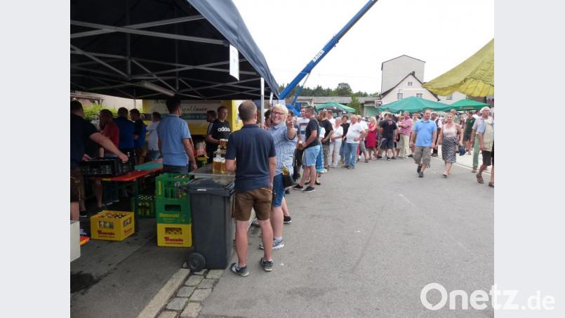 Lange Schlangen sind keine Seltenheit beim Bürgerfest, wie hier am Getränkestand. Bild: hme