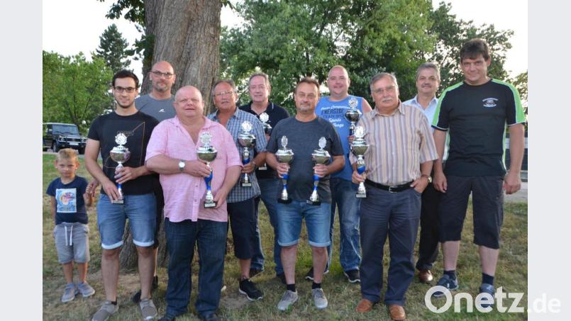 Sportleiter Robert Diermeier (rechts) verkündete die diesjährigen Vereinsmeister der Schützengesellschaft 1565 Vohenstrauß und überreichte mit Schützenmeister Rainer Hengstl (Dritter von links) die Pokale. Bürgermeister Andreas Wutzlhofer (Zweiter von rechts) gratulierte den Schützen zu ihren Erfolgen. Bild: dob