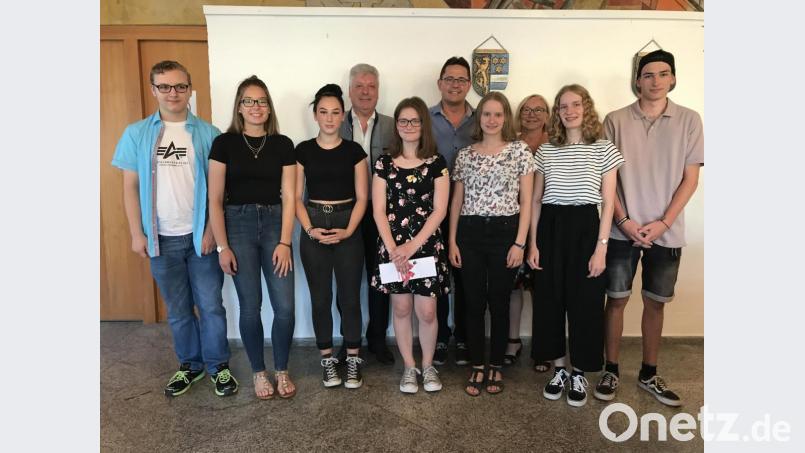 Die besten Flosser Schüler aller Schulformen im Landkreis und in der Stadt Weiden; die drei Bürgermeister gratulieren zu Beginn der Marktratssitzung. Bild: eig