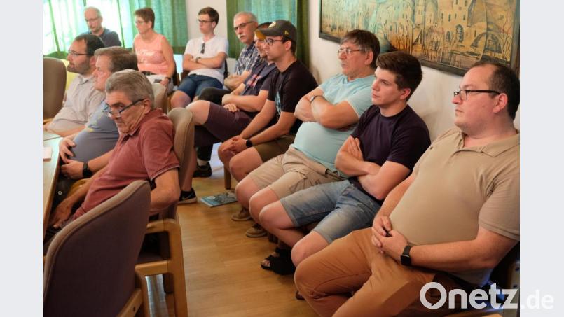 Überwiegend waren es Anlieger, die sich trotz Sahara-Temperaturen im Sitzungssaal für die Vorstellung des Bebauungsplan-Entwurfes "Max-Reger-Straße" interessierten. Bild: do