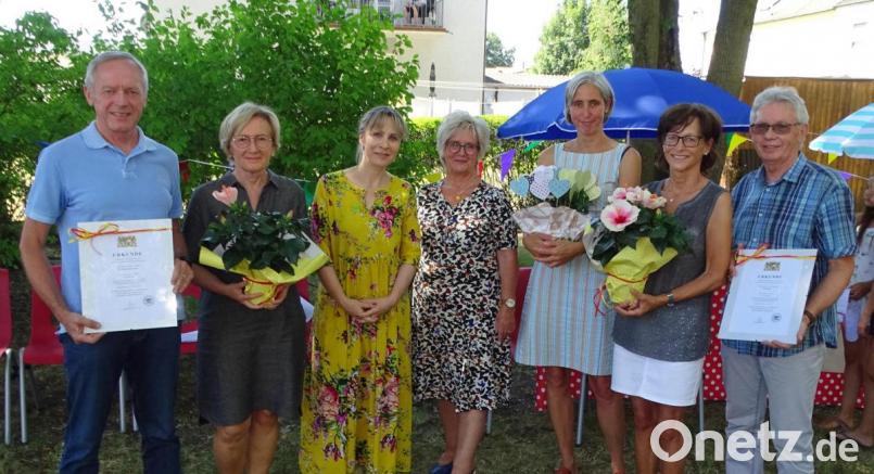 Die Albert-Schweitzer-Grundschule sagt Adieu zu zwei Lehrern, die über 30 Jahre tätig waren: Karl Balk (rechts) mit Ehefrau Brigitte und Bernd Schuch (links) mit Ehefrau Ingrid. Rektorin Andrea Froehler und Rektorin a. D. Evelyn Dineiger verabschieden auch die Elternbeiratsvorsitzende Sabine Weiß. Bild: Dobmeier