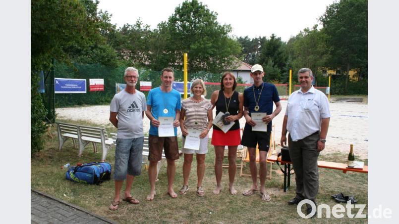 Die Sieger der Altersklassen 40 + mit (von links) Karl Heinz Müller,, Günther Schatz (TuS Schnaittenbach, Herren 40), Uschi Gietl-Wellert (TG Neunkirchen, Damen 40), Lisa Lang (TuS Schnaittenbach, (Damen 40, Mixed 40), Hubert Schön (TuS Schnaittenbach, Mixed 40 und Herren 40) und Manfred Schlosser, dritter Bürgermeister der Stadt Schnaittenbach. Bild: exb