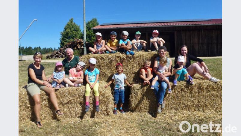 Große Gastfreundschaft genießen die Vorschulkinder der Kita Sorghof und die Erzieherinnen Nadine Graf (links) und Franziska Dotzler (rechts) auf dem Bauernhof von Karl Trummer (Dritter von links) und Inge Trummer (Dritte von rechts) in Oberweißenbach. Bild: rha