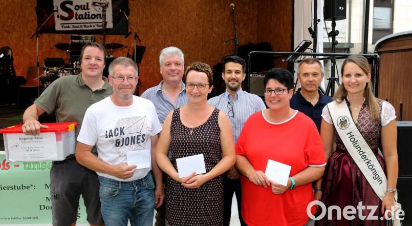 Die glücklichen Gewinner: Vorne von links: Dieter Reber, Marion Elling und Claudia Steinert. Bild: mef