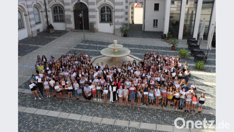 Die zahlreichen ausgezeichneten Schülerinnen mit ihren Lehrkräften und dem Schulleitungsteam, Sr. M. Raphaela Kratzer und Kerstin Reiter (vorne, Mitte). Bild: exb