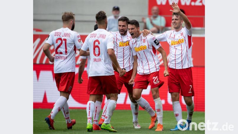 Regensburger Jubel: Sebastian Stolze (Zweiter von rechts) traf zum zwischenzeitlichen 2:0 für den SSV Jahn kurz nach der Pause. Bild: agentur_dpa