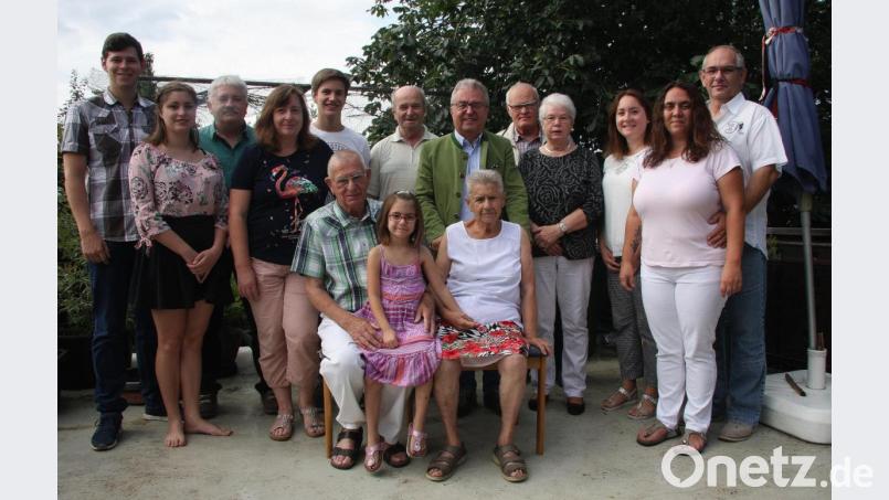 Im Namen des SPD-Ortsvereins beglückwünschten Jubilar Helmut Reindl (vorne links) Christa Franz (Vierte von rechts) und Vorsitzender Georg Wurzer (Siebter von rechts). Die Glückwünsche der Tischgesellschaft „Alte Herren“ überbrachte Ferdinand Dietz (Fünfter von rechts). Auch Bürgermeister Toni Dutz (Sechster von rechts) gratulierte. Bild: wro