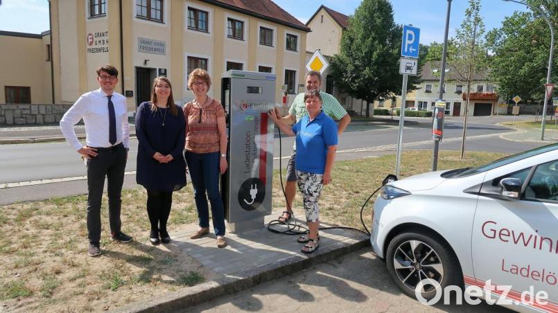Bei der Inbetriebnahme der Ladesäule freuten sich (von links) Christopher Krug und Doreen Ibrahimovic von der "N-ERGIE-Aktiengesellschaft", Regina Wildenauer von der Gemeindeverwaltung, Dritte Bürgermeisterin Lisa Rauh und Gemeinderat Karl Zeh (Grüne/Neue Wege). Bild: bsc