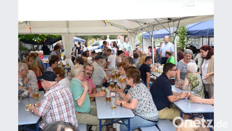 Am Sonntagaben füllten sich das Zelt am Marktplatz und auch außerhalb stehenden Plätze zusehends. Bild: bey