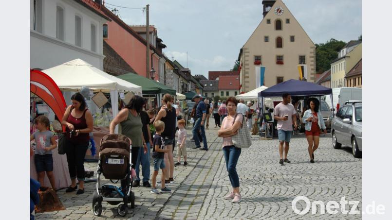 Die Standbetreiber bieten beim Annamarkt auf dem Marktplatz große Vielfalt an. Bild: abu