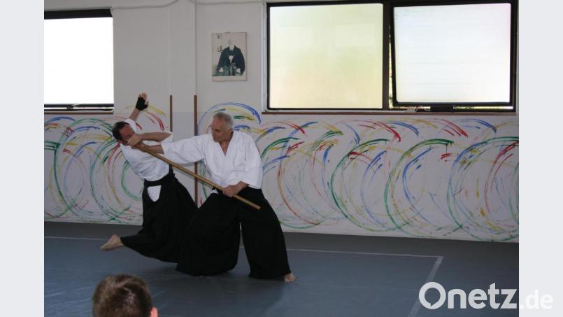 Das Bild im Dojo zeigt Werner Winkler, Technische Leitung des Stiftland Aikido mit Thorsten Nowak aus Kulmbach bei der Demonstration einer Aikido- Technik. Bild: exb