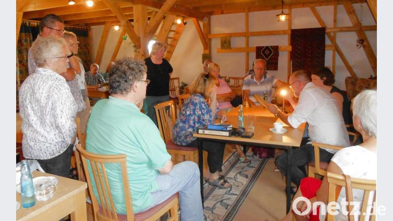 Viele Interessierten waren gekommen, um den Wert ihrer Antiquitäten von fachmännischer Hand prüfen zu lassen. Bild: ubb