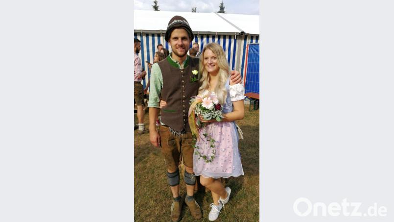 Lukas Ostfalk und Katharina Zumpe amtieren für ein Jahr als Oberkirwapaar der Kirchweih in Ranna-Mosenberg. Bild: wku