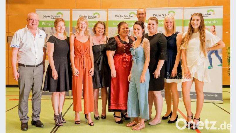 Schulträger Hubert Döpfer (links) und Standortleiter Jens Frank (Vierter von rechts) zeichneten die besten Absolventen aus. Bild: Hirsch