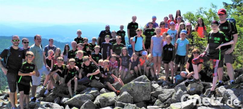 Der tolle Blick über die Bayerwald-Gipfel belohnte die jungen Wanderer auf dem Lusen für den Aufstieg. Auch so eine gemeinsame Aktion stärkt den Teamgeist. Bild: jml