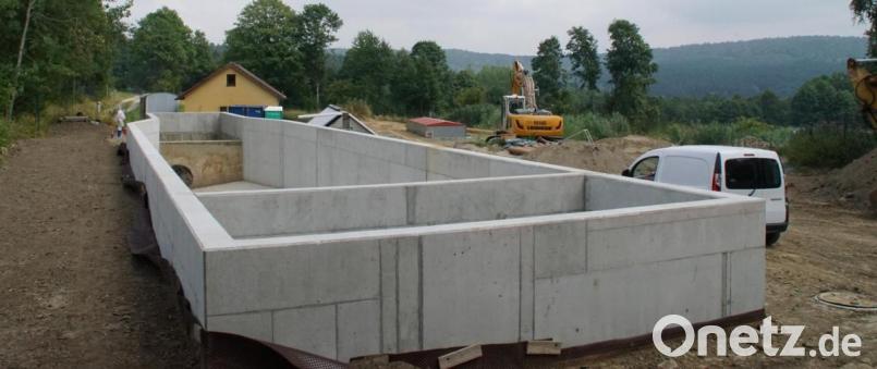 In der Kläranlage Weiding wird eifrig gebaut: Im Vordergrund ist das künftige Rückhaltebecken zu sehen und im Hintergrund bei den Baggern wird ein Schönungsteich gebaut. Bild: mmj
