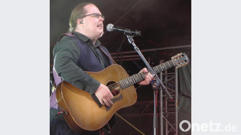 Bühnenerfahrung seit Kindheitsjahren: Angelo Kelly bei seinem Auftritt auf dem Regensburger Piazza-Festival. Bild: Wilhelm Amann