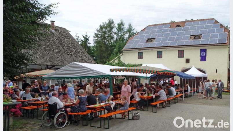 Viele Gäste geben Pfarrer Hans-Peter Pauckstadt-Künkler die Ehre bei der Verabschiedung auf dem &quot;Brunnerhof&quot;. Bild: Dobmeier