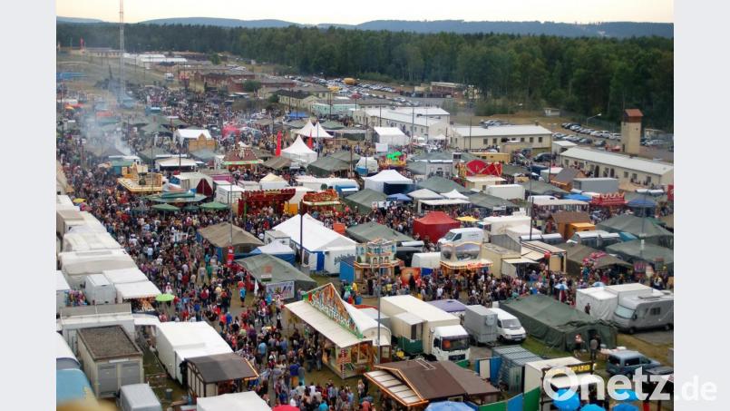 Besucher über Besucher, Stände über Stände: Beim Volksfest im Truppenübungsplatz ist viel los. Bild: rgr