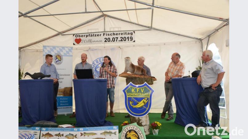 Bei der Diskussionsrunde geht es um die größten Feinde der Fischer. Kormoranmanager Tobias Küblböck, der Tirschenreuther Ranger Jacob Keller, Fischotterbeauftragter Alexander Horn, Obmann Hans-Hermann Lier, Dr. Thomas Ring als Fachberater Fischerei und der Vorsitzende des Kreisfischereivereins Vohenstrauß Johann Dittmann (von links nach rechts) diskutierten darüber, welche Maßnahmen dringend umgesetzt werden müssen. Bild: dob