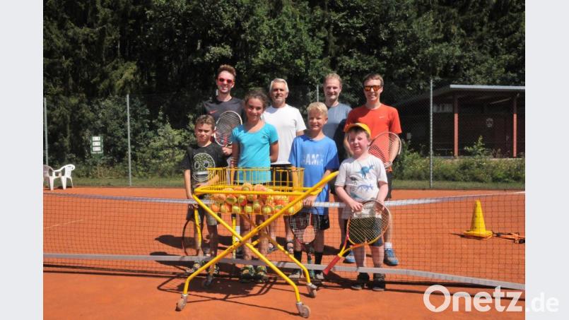 Die Kinder machen beim Schnuppertraining erste Gehversuche auf dem Tennisplatz. Bild: bey