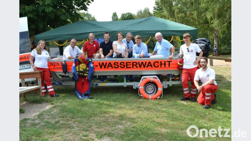 Für das Stadtbad sitzen wir &quot;alle in einem Boot&quot;. Ins Rettungsboot der Wasserwacht stiegen die Neumitglieder Ronny Kühnel, Landtagsabgeordneter Christoph Skutella und CSU-Oberbürgermeisterkandidat Benjamin Zeitler. Bild: hcz