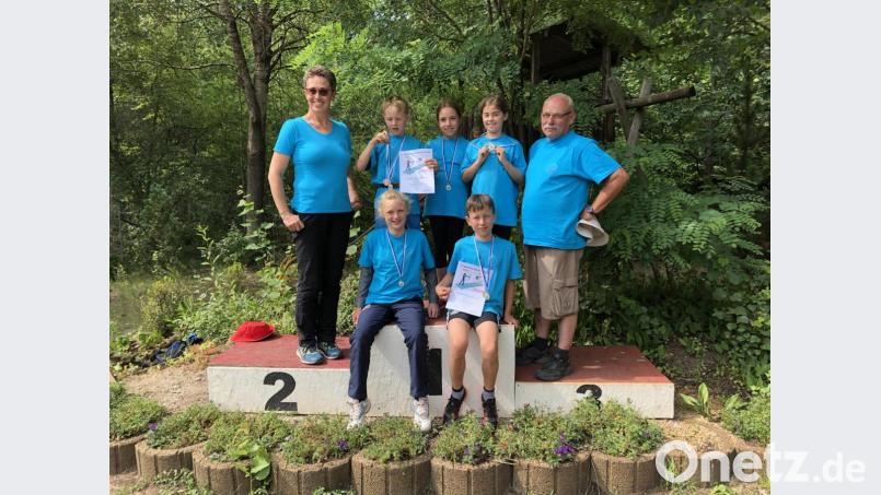 Links stellvertretende Schulleiterin Ingrid Schmidt, rechts Trainer Jochen Nentwich mit den fünf Wettkampf-Teilnehmern. Bild: fra