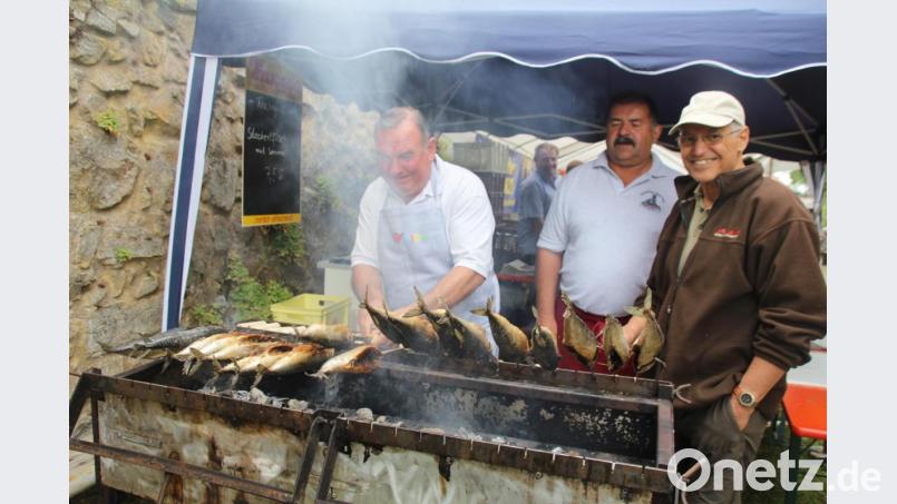 Immer wieder lecker, der „Steckerlfisch“ beim Hauserner Burgfest 
Bilder: frd Bild: frd