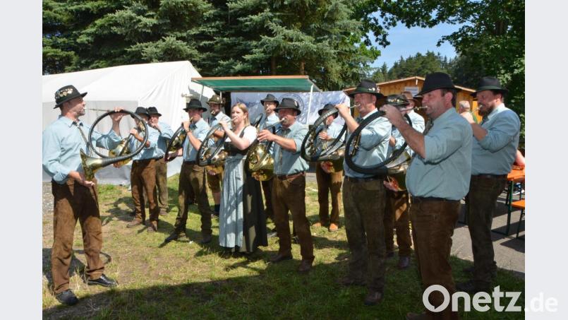 Die Grenzland-Jagdhornbläser der Kreisgruppe Vohenstrauß mit Hornmeister Eduard Forster (links) eröffneten den Oberpfälzer Fischereitag 2019 am Gröbenstädter Weiher. Bild: dob