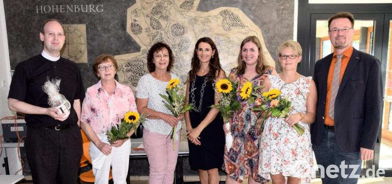 Abschied von der Lauterachtal Grundschule in Hohenburg nehmen hieß es für (ab Zweite von links) Erika Paulus, Petra Grieb-Lange, Carolin Fink und Katharina Baumann. Mit dabei waren Pfarrer Hans Jürgen Zeitler (links), Rektorin Andrea Meier (Mitte) und Bürgermeister Florian Junkes (rechts). Bild: bö
