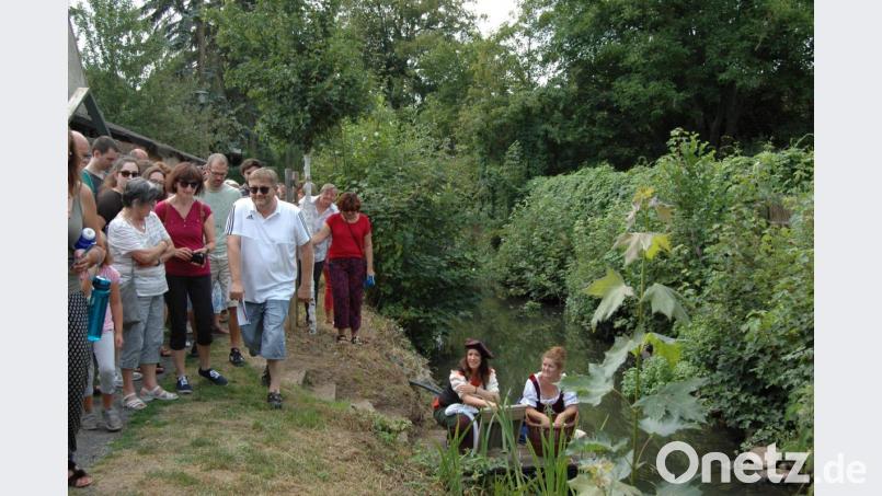 Die Teilnehmer der Stadtführung erleben am Thumbach zwei Waschweiber, dargestellt von Mitgliedern der Theatergruppe, und können deren Gespräche lauschen. Bild: abu