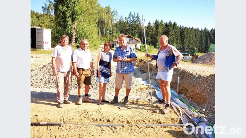 Bürgermeisterin Margit Kirzinger (Mitte) erhält die Bestätigung eines fristgerechten Abschlusses der Bauarbeiten durch Ingenieur Gunther König (Zweiter von rechts) und Polier Alois Sorgenfrei (Zweiter von links). Bild: fjo