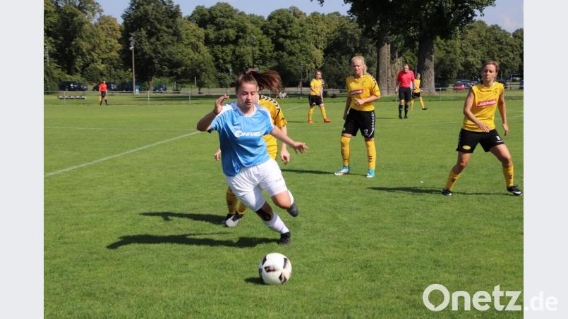 Abwehrchefin Anna Vogl behauptet beim 7:0-Erfolg der Vilspanther den Ball gegen drei Gegenspielerinnen vom Regionalliga-Absteiger 1. FFC Fortuna Dresden. Bild: Janina Wieczoreck