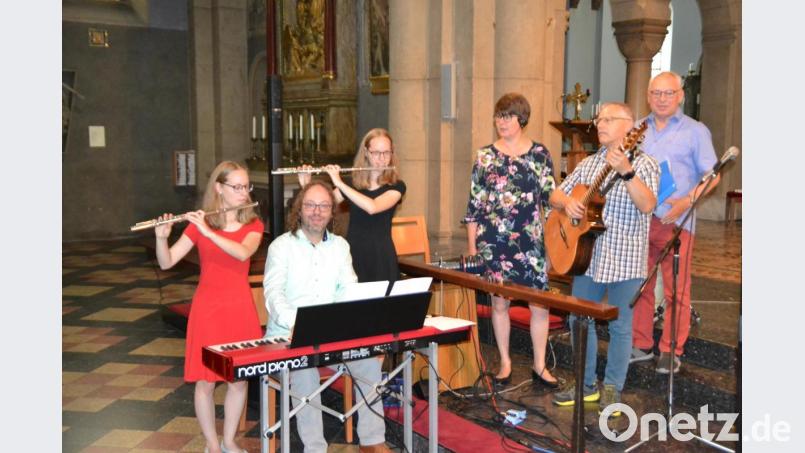 Emma Landgraf, Stefan Schultes, Ida Landgraf, Alexandra Reger, Roman Landgraf und Rüdiger Streng (von links) gestalten die vierte musikalische Mittagsandacht in der Josefskirche. Bild: hcz